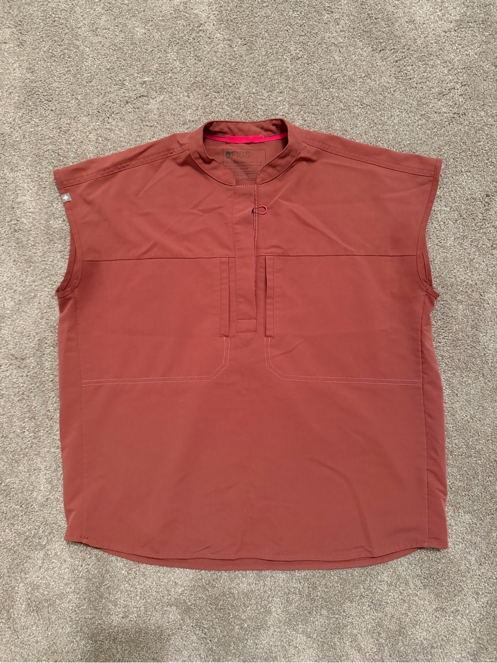Women’s FIGS Blake Relaxed scrub top. Color mauve.